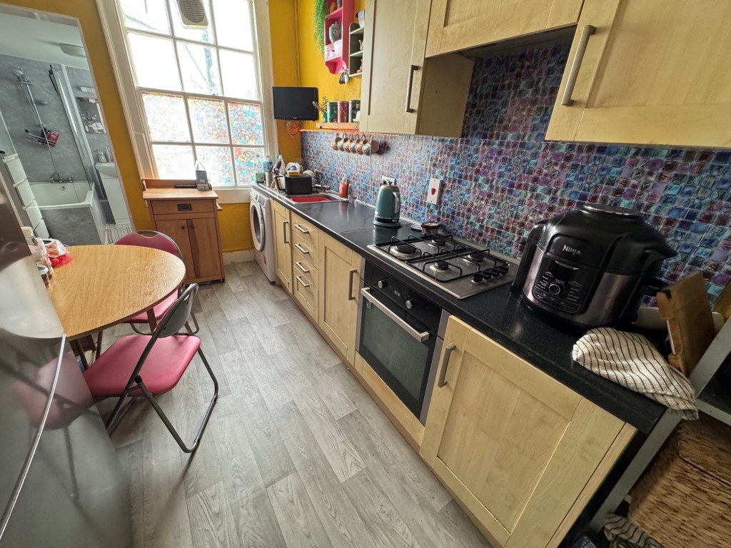 Lot: 46 - PERIOD COMMERCIAL AND RESIDENTIAL HIGH STREET INVESTMENT - Maisonette - kitchen